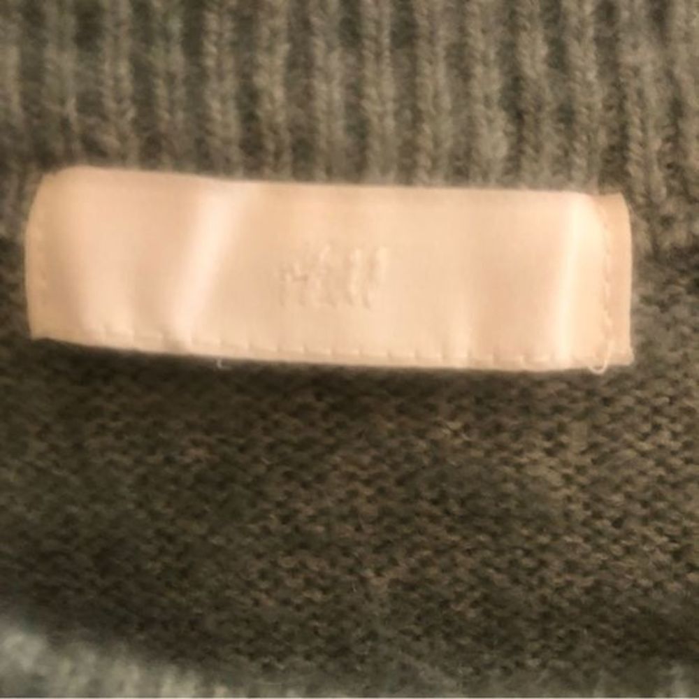 H&M Pearl Detail Soft Knit Sweater Size Large - Picture 4 of 5